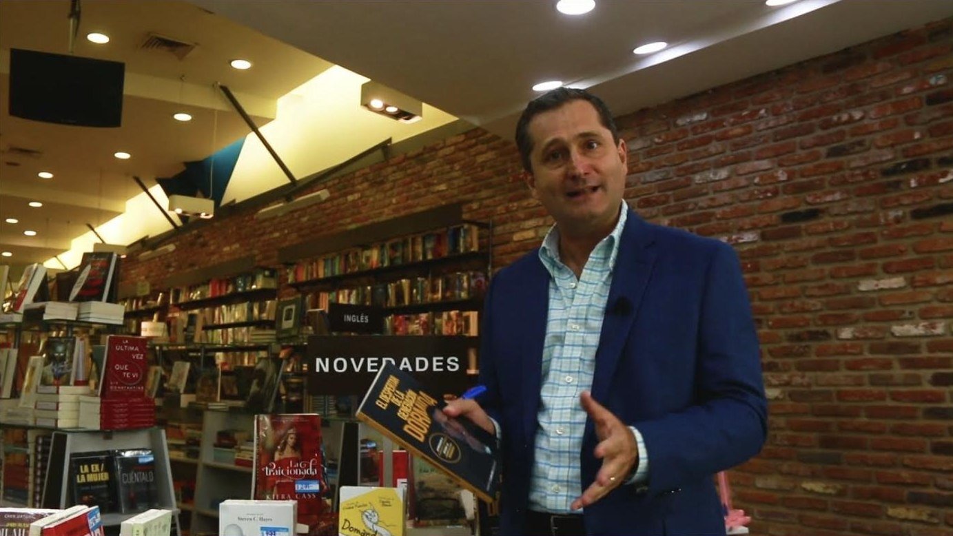 Martín Cuburu Bidault con su libro en una librería